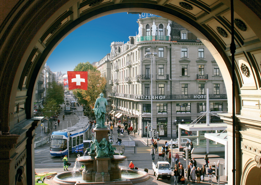 Postkarte · Zuerich · Paradeplatz · Schweizerhof Brunnen Tram